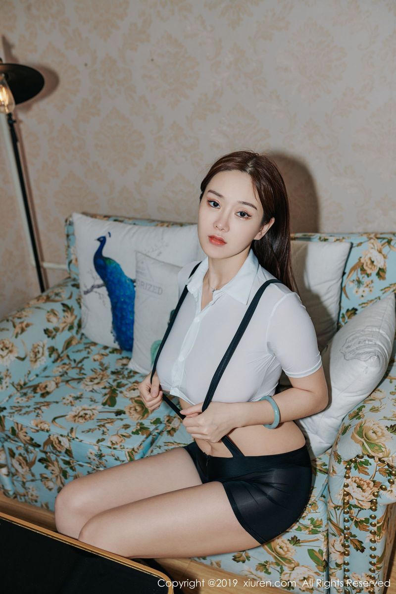 秀人网新人模特赵颖ZY爆乳细腰日系校服首套性感写真