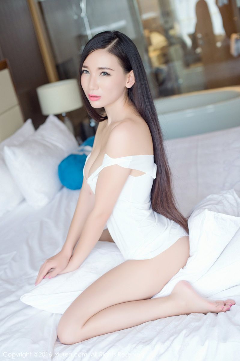 尤果网美女模特梦晗开背毛衣白皙美胸波涛胸涌私房写真