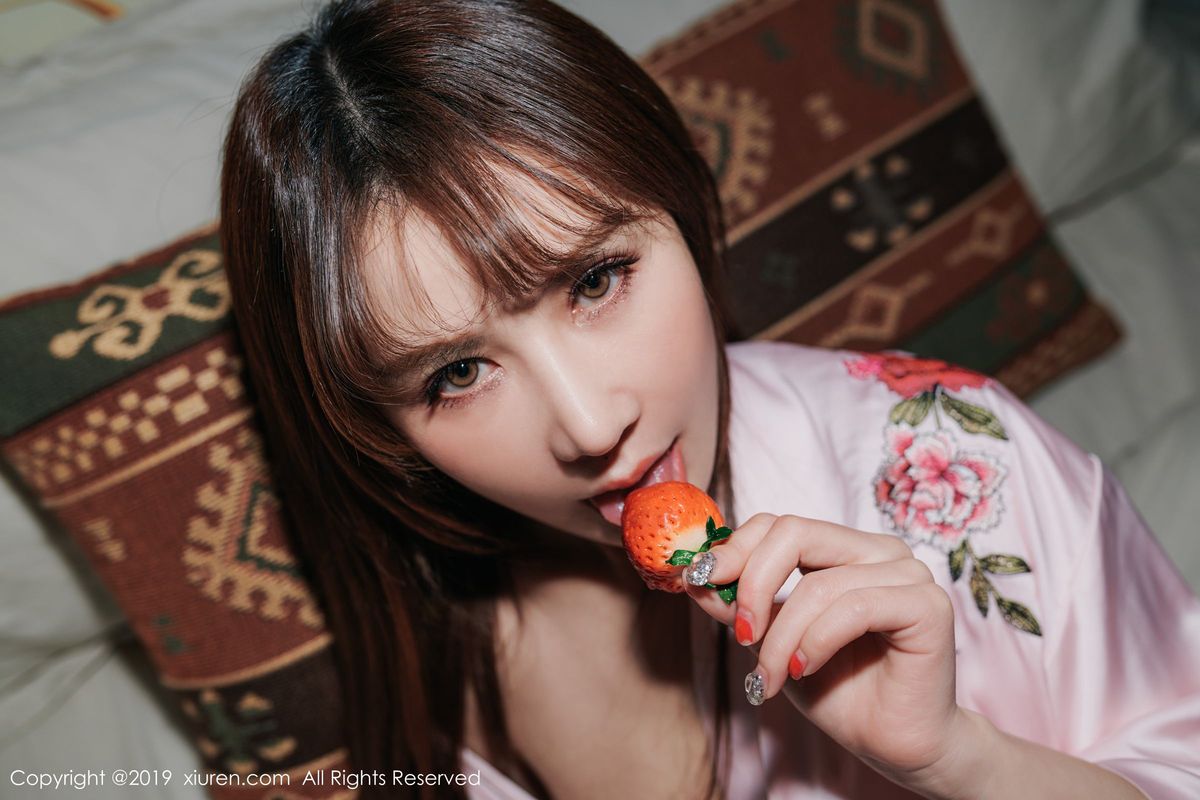 花漾Show性感女神Cris卓娅祺黑丝美腿情趣制服OL火辣美图