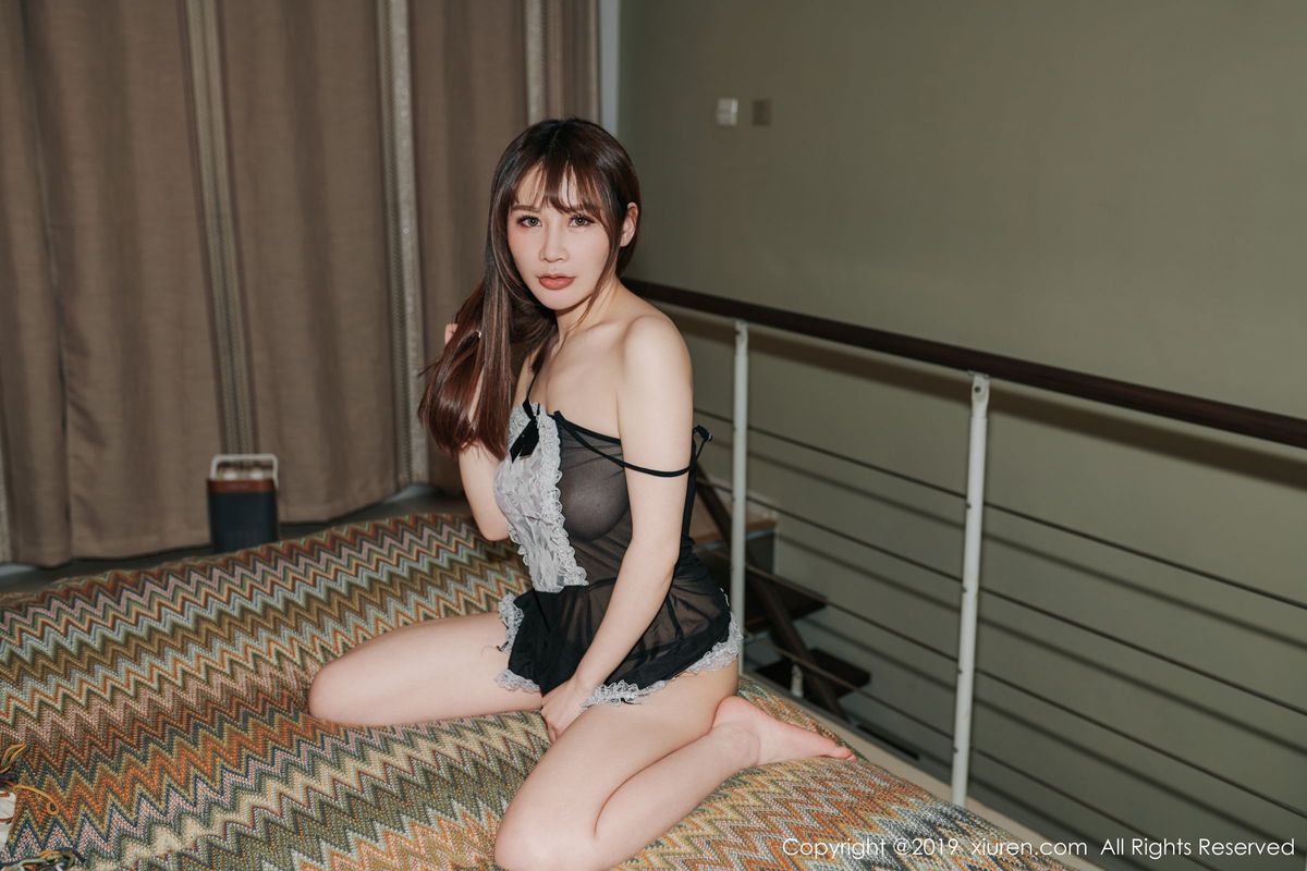 花漾Show性感女神Cris卓娅祺黑丝美腿情趣制服OL火辣美图