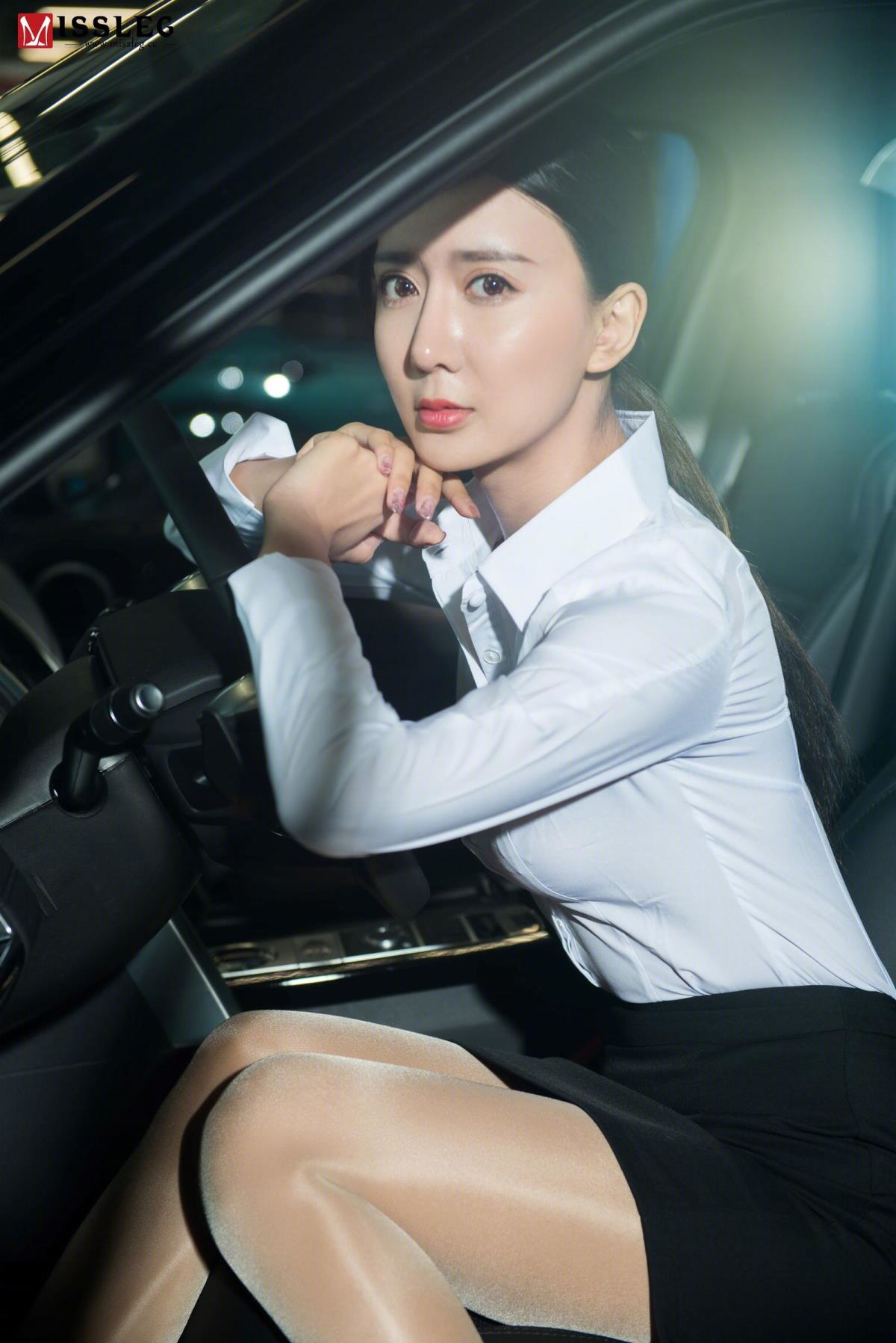 诱人美模新写真展示东方女性凹凸身材