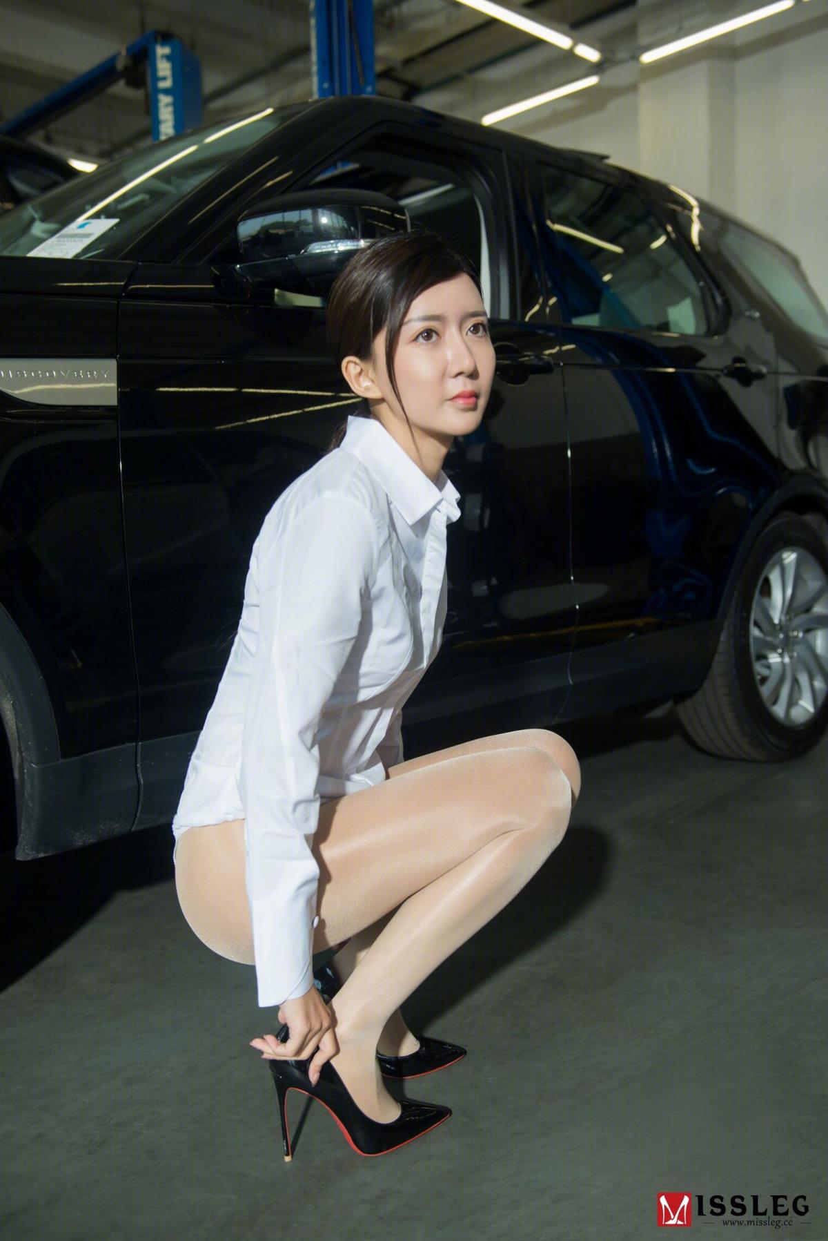 诱人美模新写真展示东方女性凹凸身材