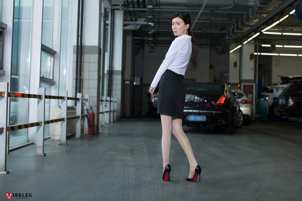 诱人美模新写真展示东方女性凹凸身材