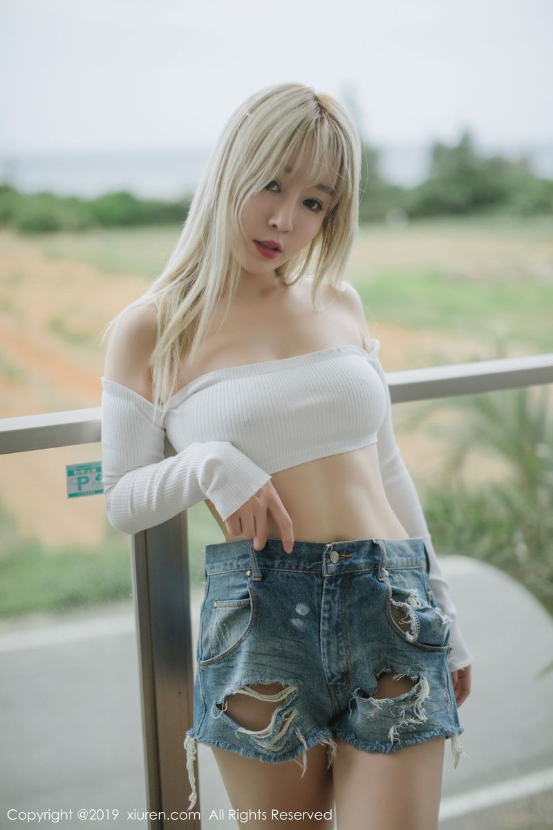 秀人网性感女神沈梦瑶可爱护士装连体包臀黑丝美腿套图