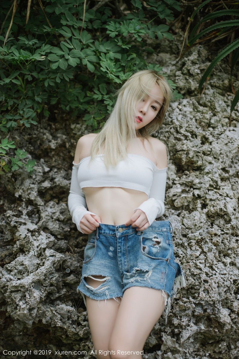 秀人网性感女神沈梦瑶可爱护士装连体包臀黑丝美腿套图