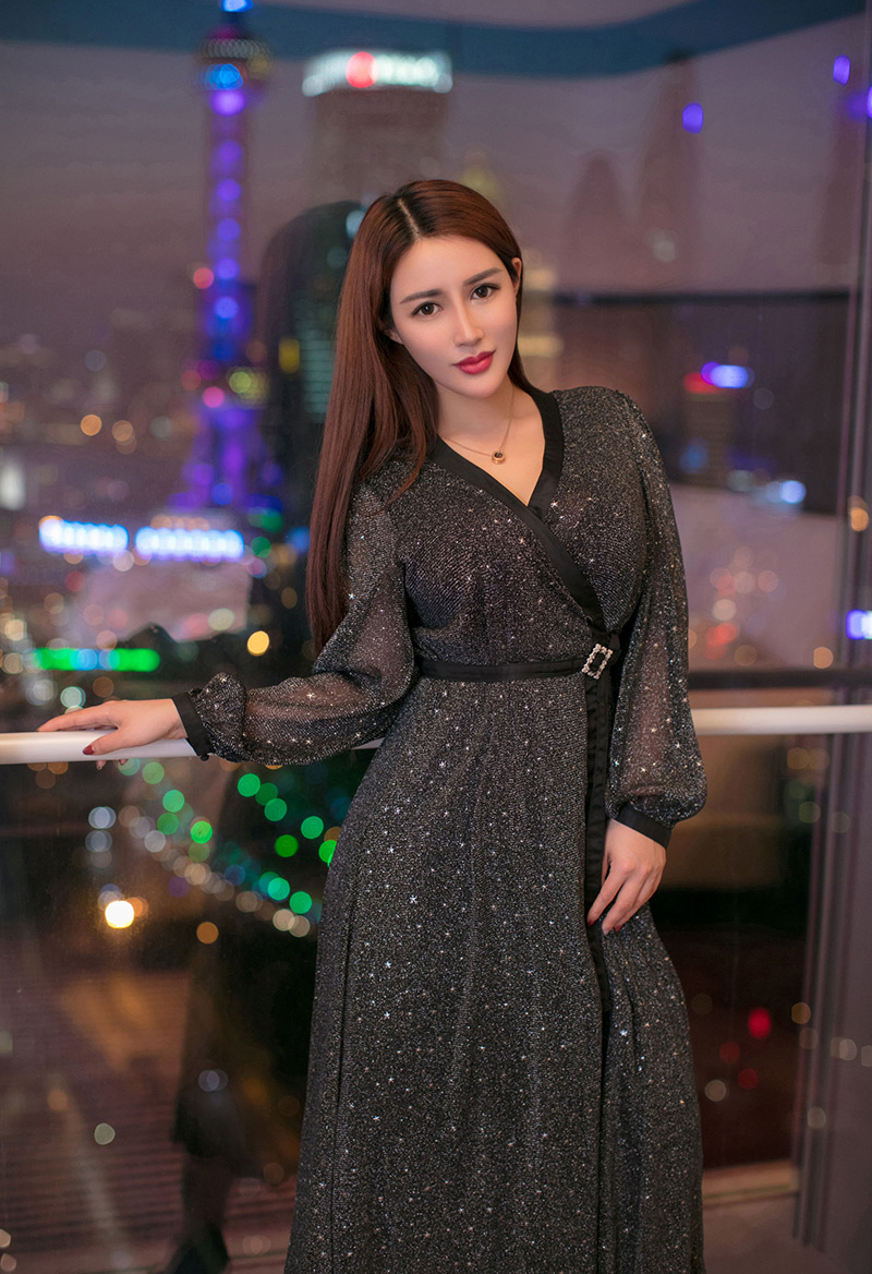 大胆模特赵伊彤诱人身材景色无限