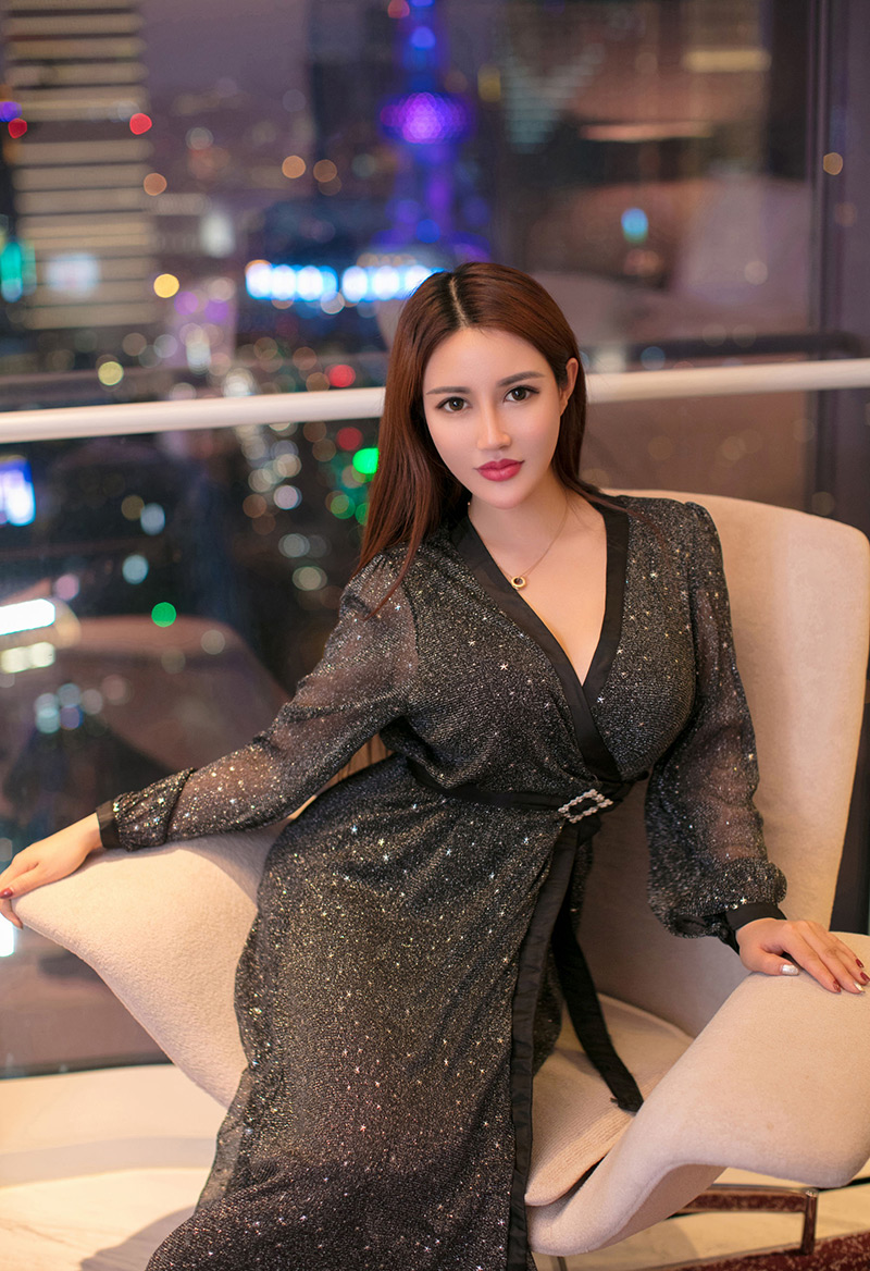 大胆模特赵伊彤诱人身材景色无限