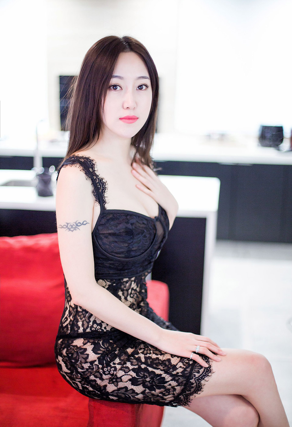 肤白貌美性感艺文颜值与身材兼具的美女