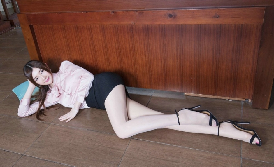 职业装美腿模特气质迷人高清美腿丝袜酒店写真