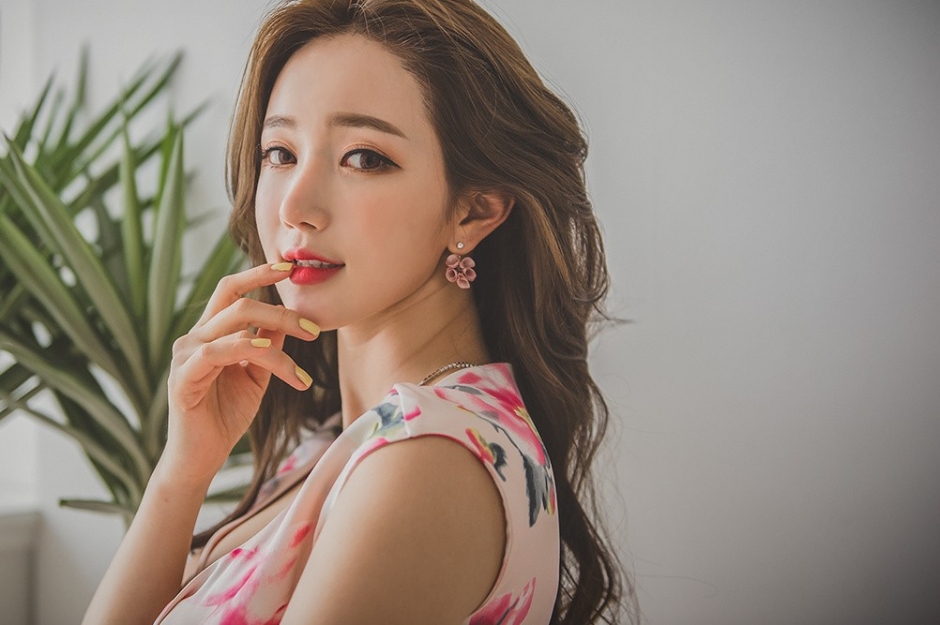 娇媚艳丽碎花长裙美女模特妩媚动人室内写真