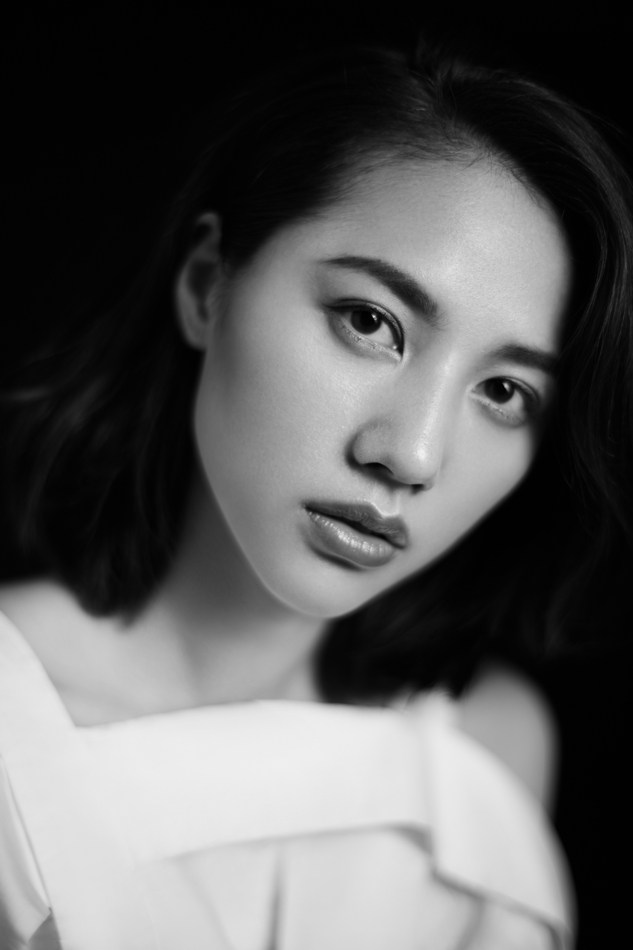 董琦黑白系写真曝光 天生丽质展雕刻美