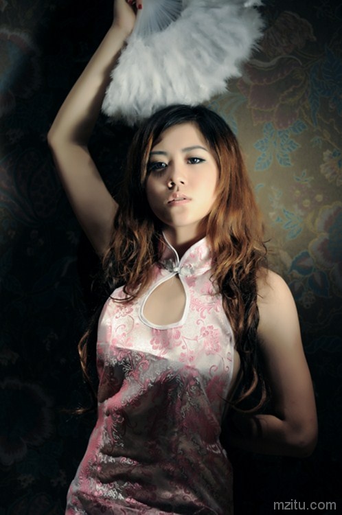 浴室内的诱惑_乳头压在浴室的玻璃上