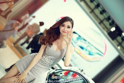 美丽动人的美女车模性感超短裙照