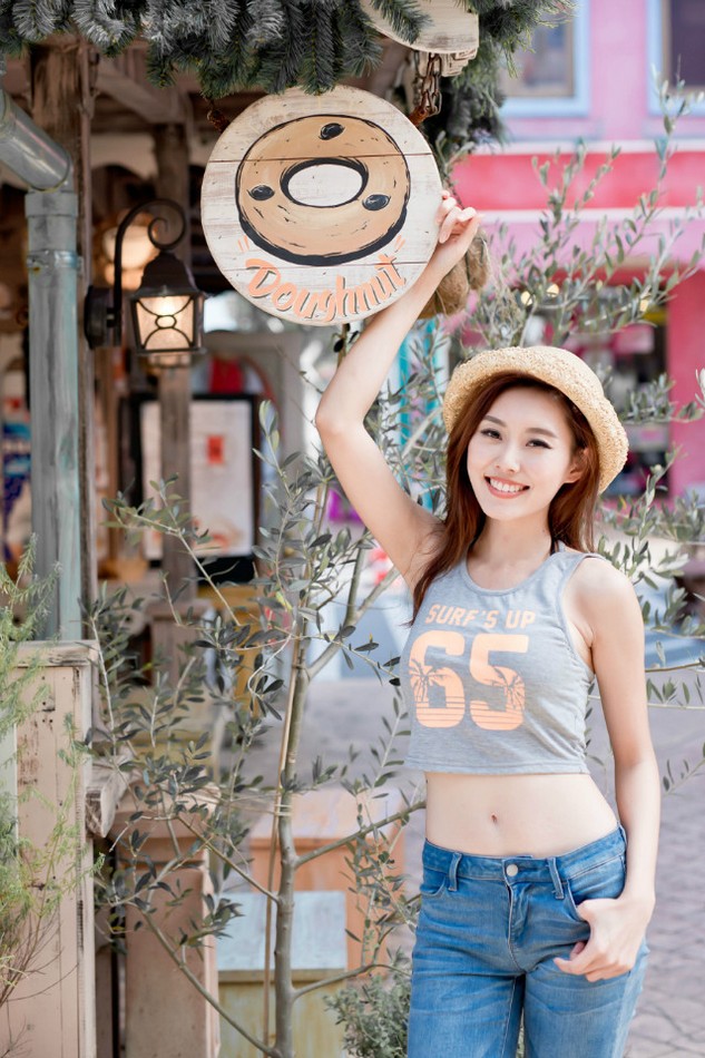 戴帽子的清纯牛仔裤美女迷人街拍照