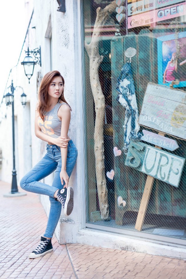 戴帽子的清纯牛仔裤美女迷人街拍照