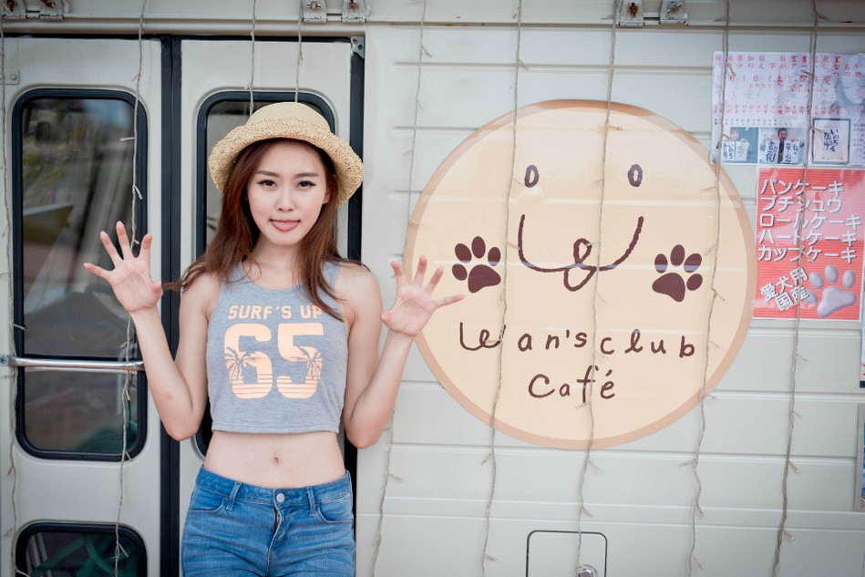 戴帽子的清纯牛仔裤美女迷人街拍照