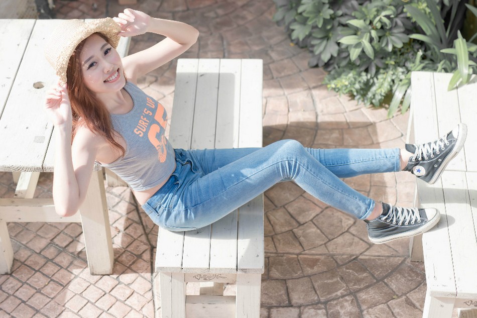 戴帽子的清纯牛仔裤美女迷人街拍照