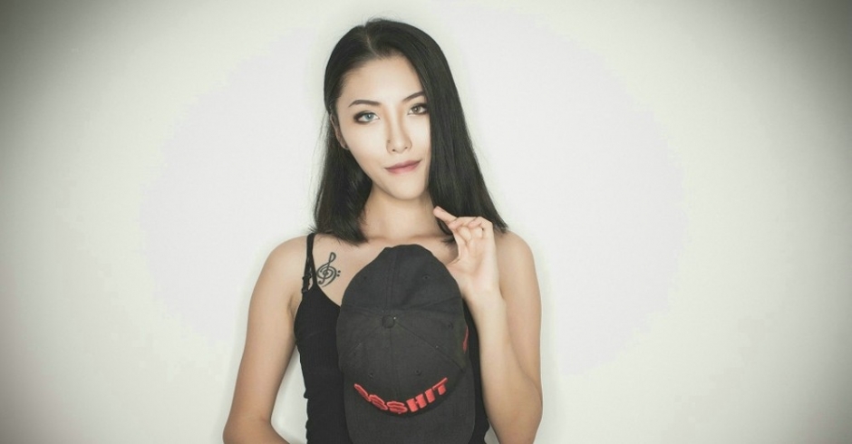 混血小蛮腰气质美女眼神勾人火辣野性写真艺术照