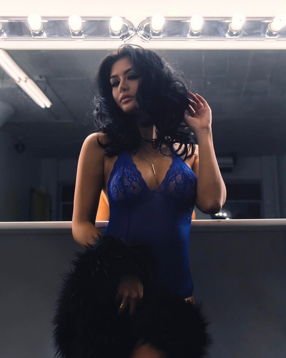 混血美女Kim Lee性感写真秀火辣身材