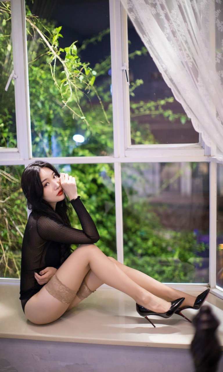 性感肉色丝袜大长腿美女写真手机壁纸