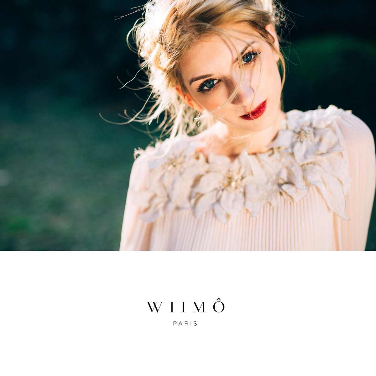 俄罗斯金发红唇美女