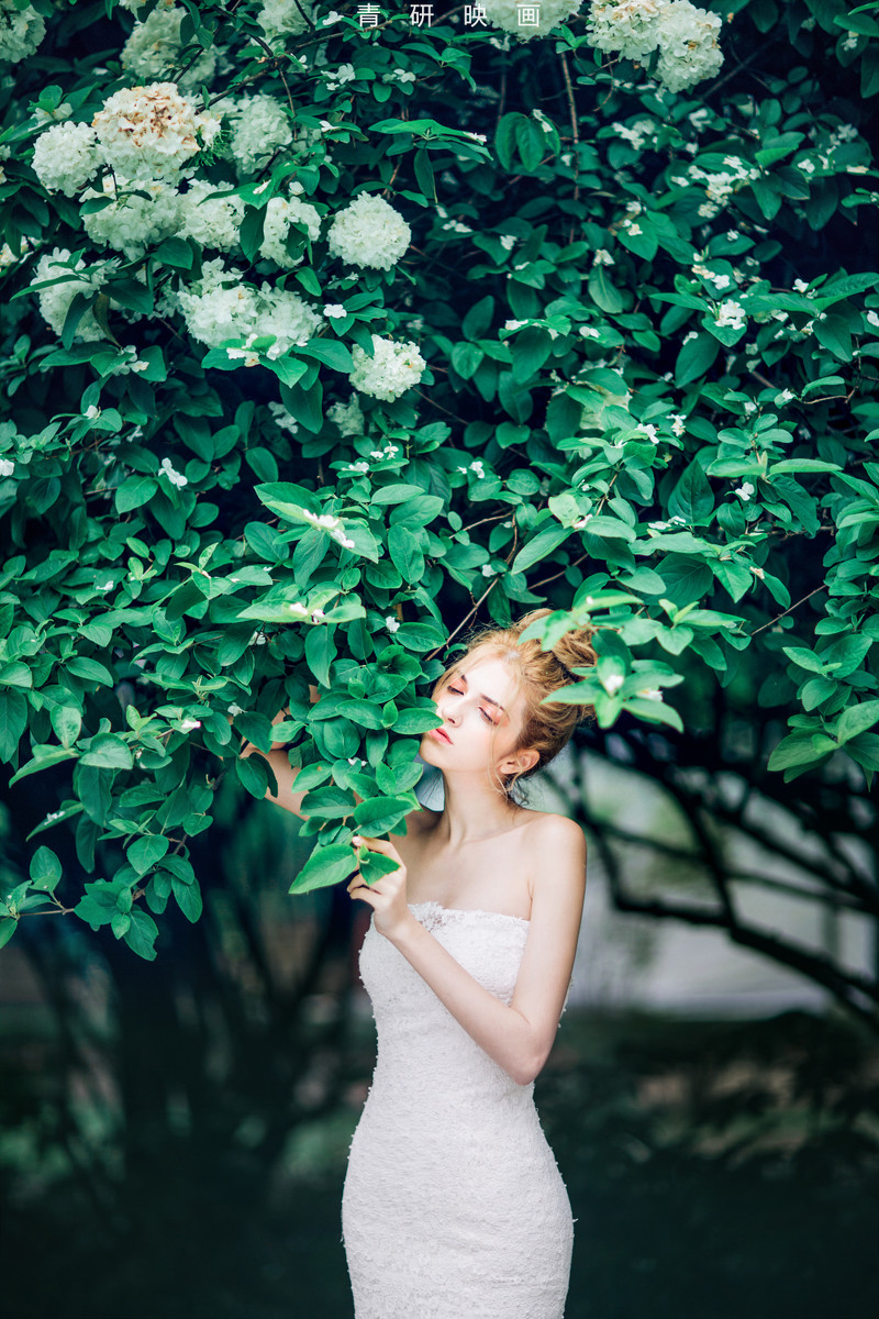 俄罗斯大蓝眼抹胸长裙秀香肩