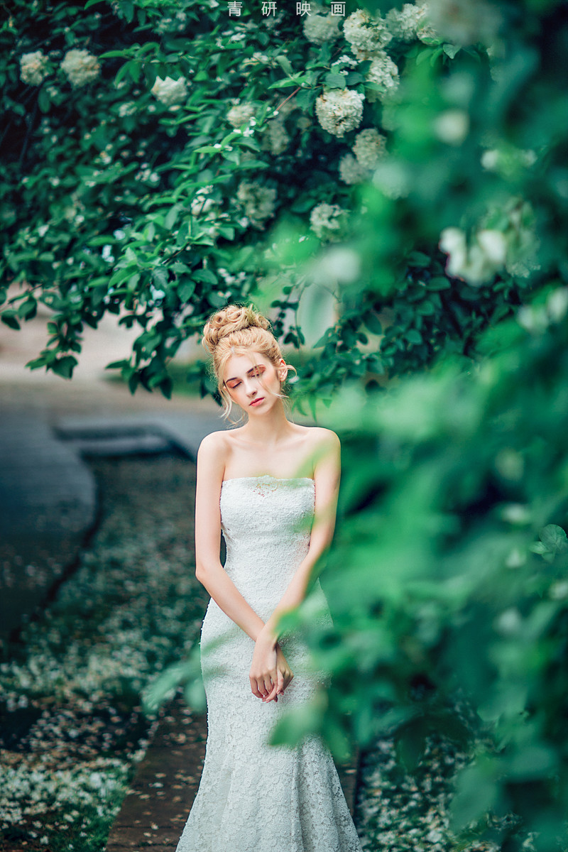 俄罗斯大蓝眼抹胸长裙秀香肩