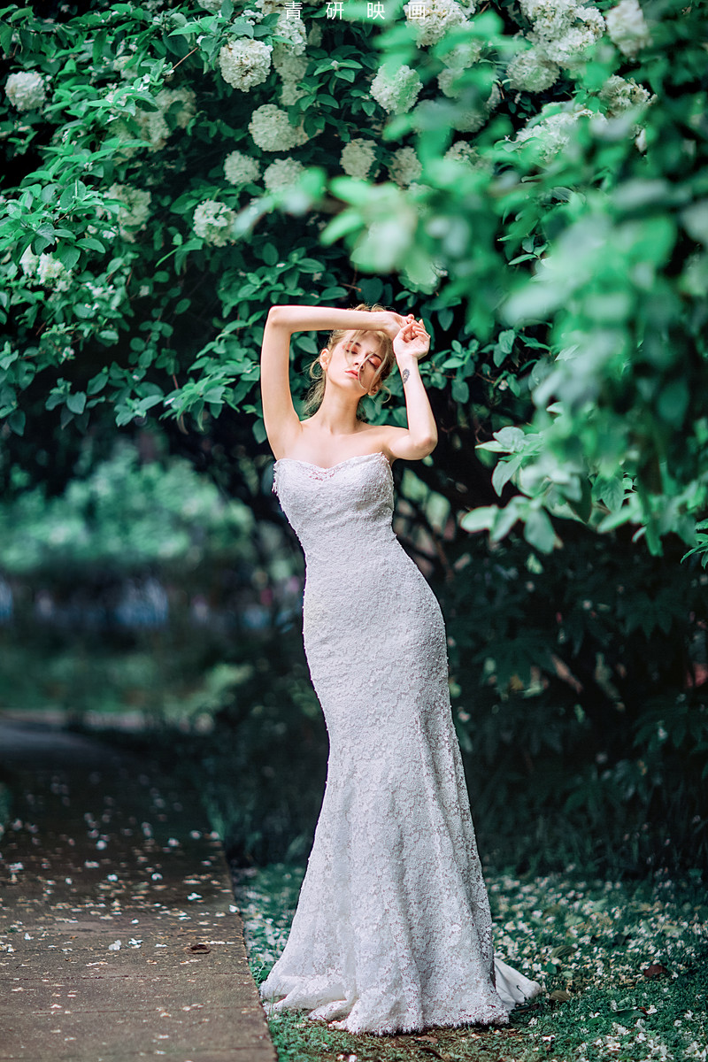 俄罗斯大蓝眼抹胸长裙秀香肩