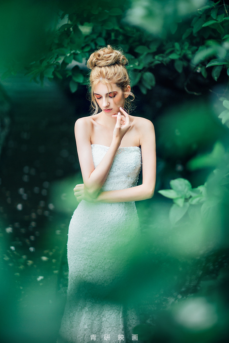 俄罗斯大蓝眼抹胸长裙秀香肩