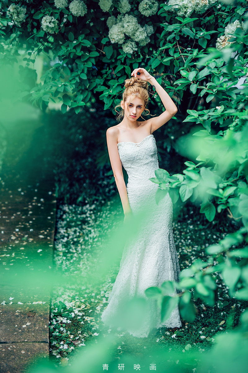 俄罗斯大蓝眼抹胸长裙秀香肩