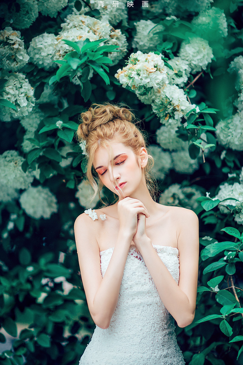 俄罗斯大蓝眼抹胸长裙秀香肩