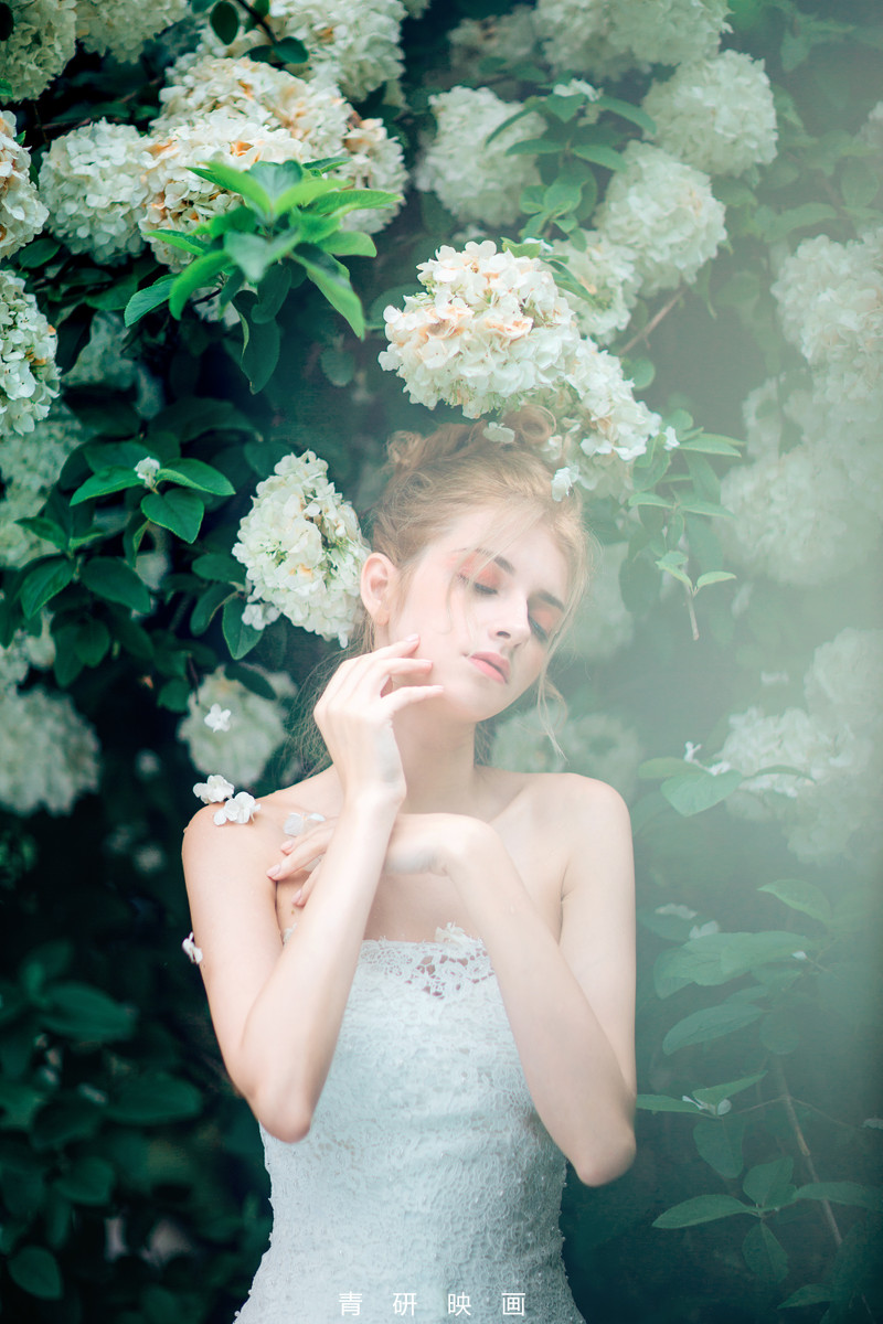 俄罗斯大蓝眼抹胸长裙秀香肩