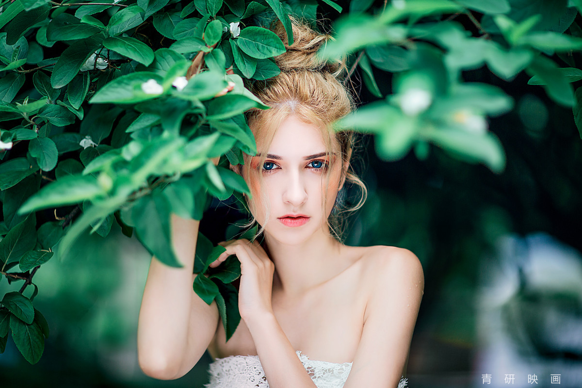 俄罗斯大蓝眼抹胸长裙秀香肩