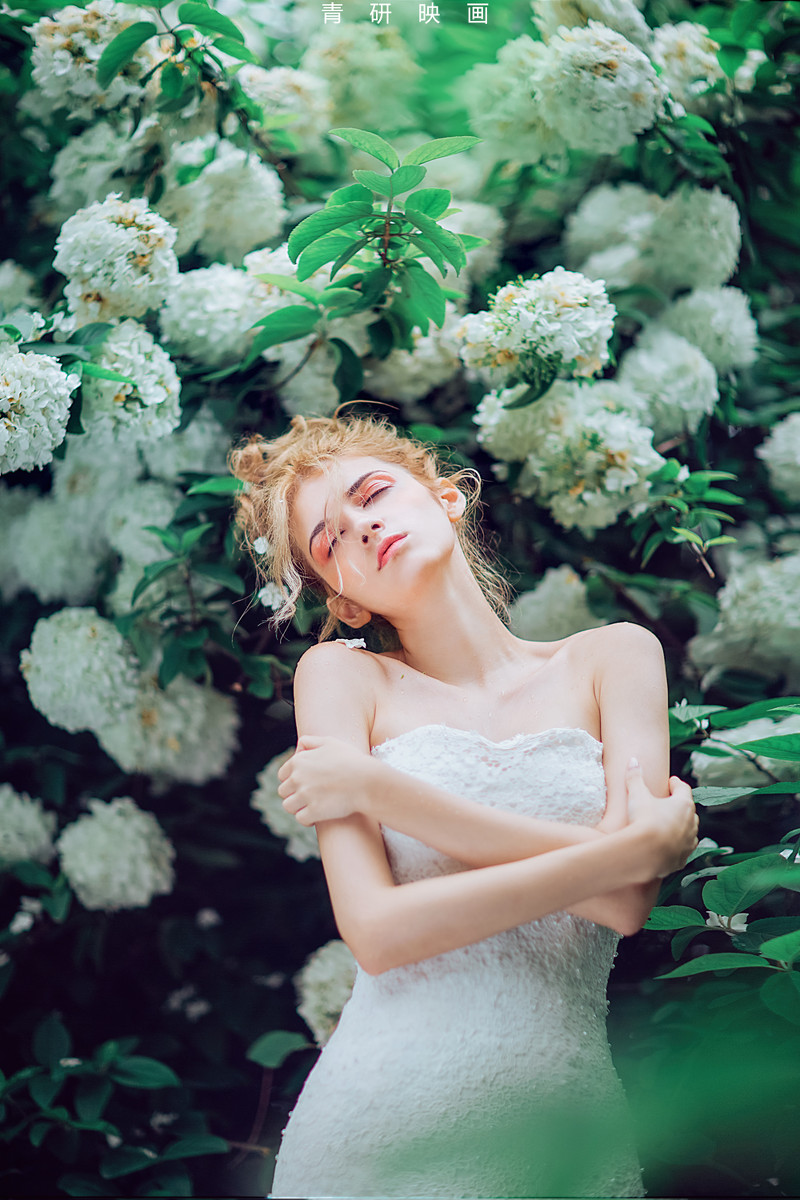 俄罗斯大蓝眼抹胸长裙秀香肩