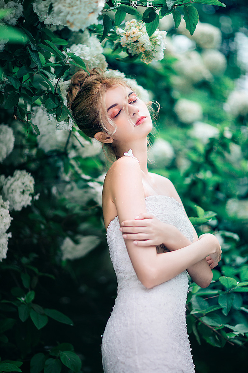 俄罗斯大蓝眼抹胸长裙秀香肩