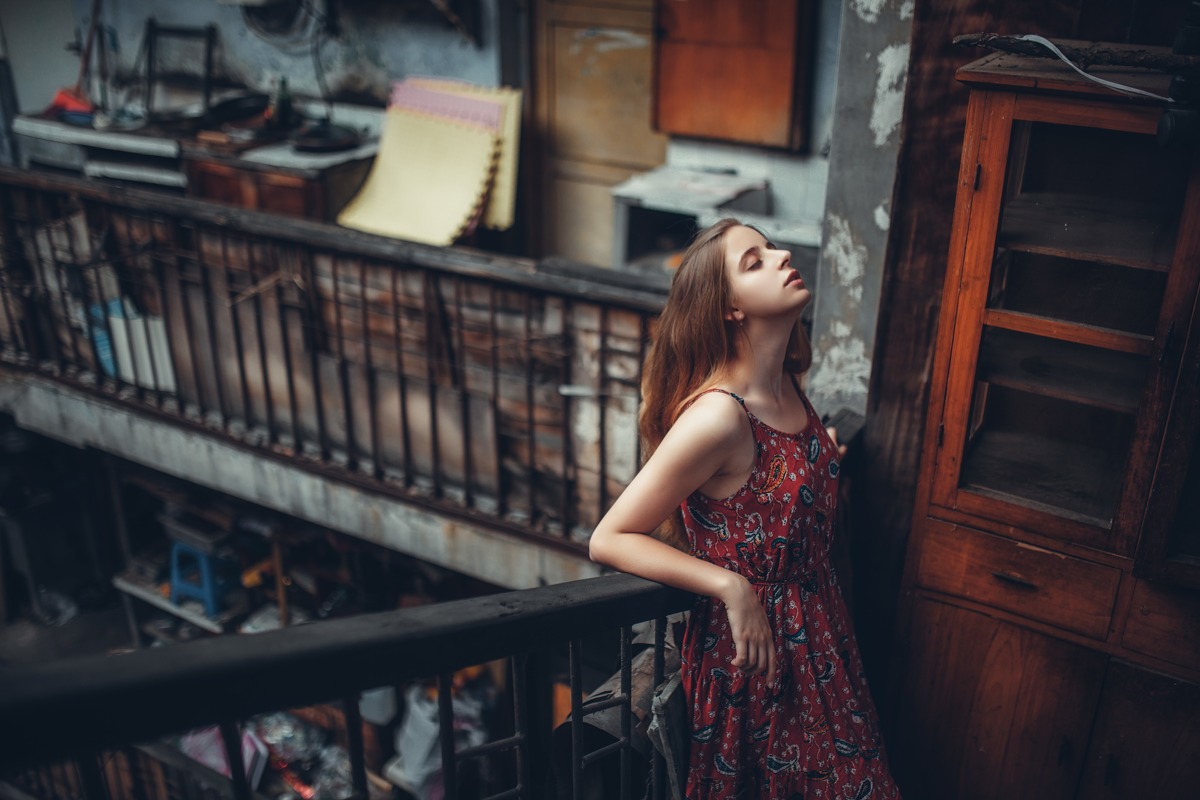 蓝眼睛俄罗斯少女长裙休闲写真