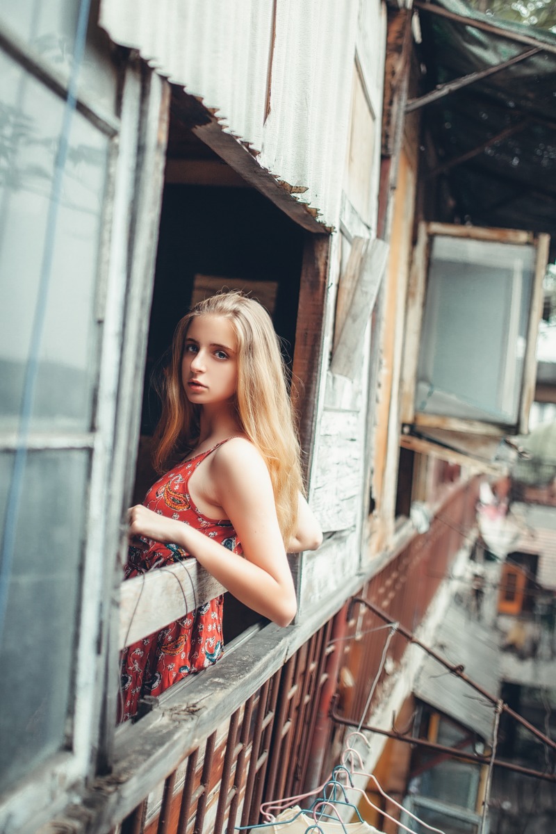 蓝眼睛俄罗斯少女长裙休闲写真