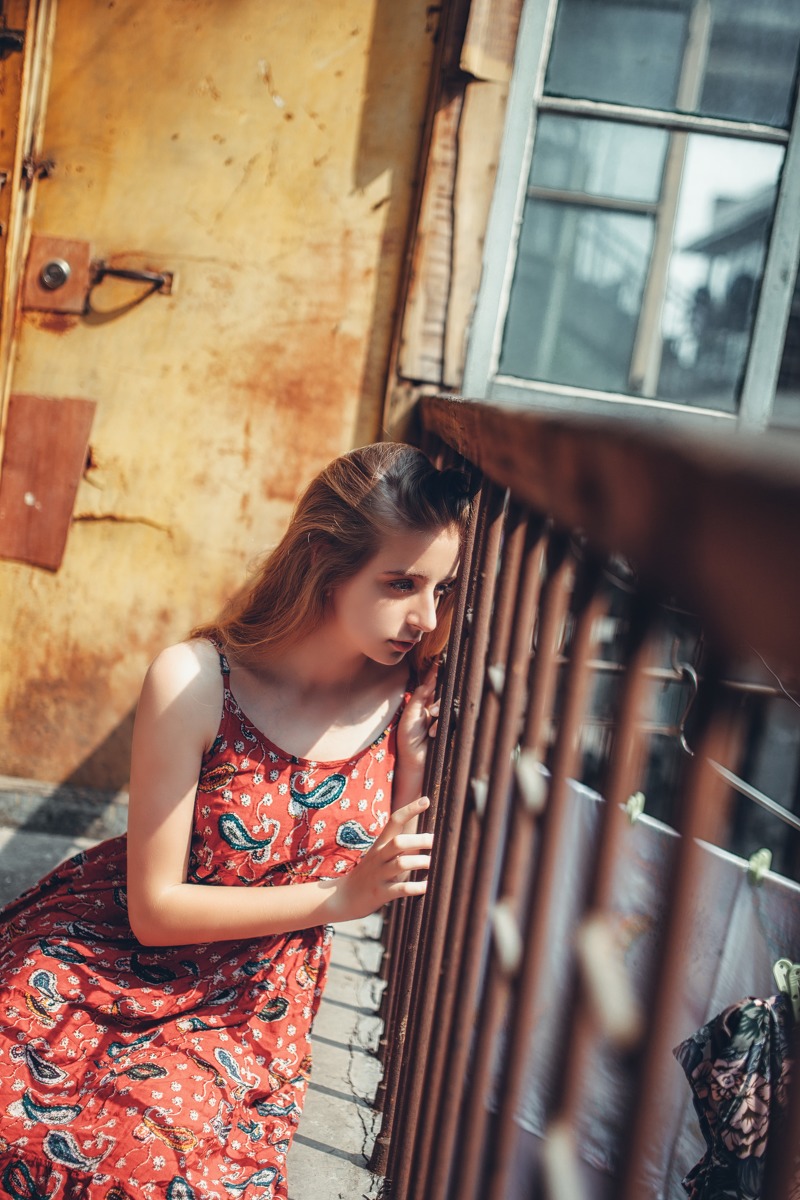 蓝眼睛俄罗斯少女长裙休闲写真