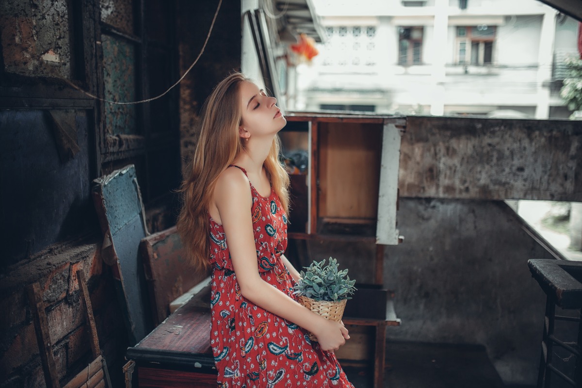 蓝眼睛俄罗斯少女长裙休闲写真