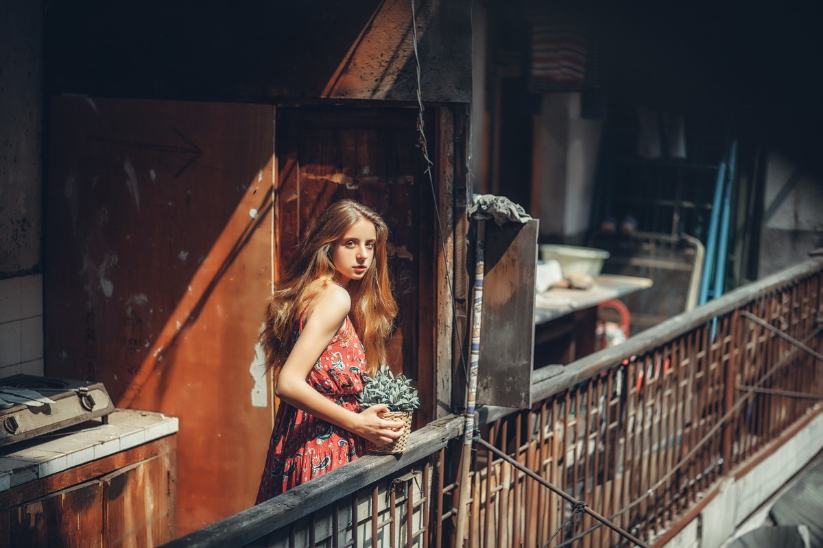 蓝眼睛俄罗斯少女长裙休闲写真