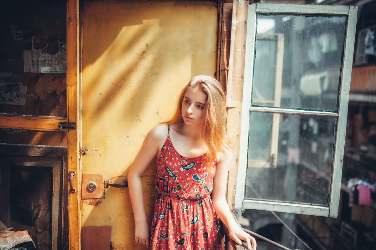 蓝眼睛俄罗斯少女长裙休闲写真