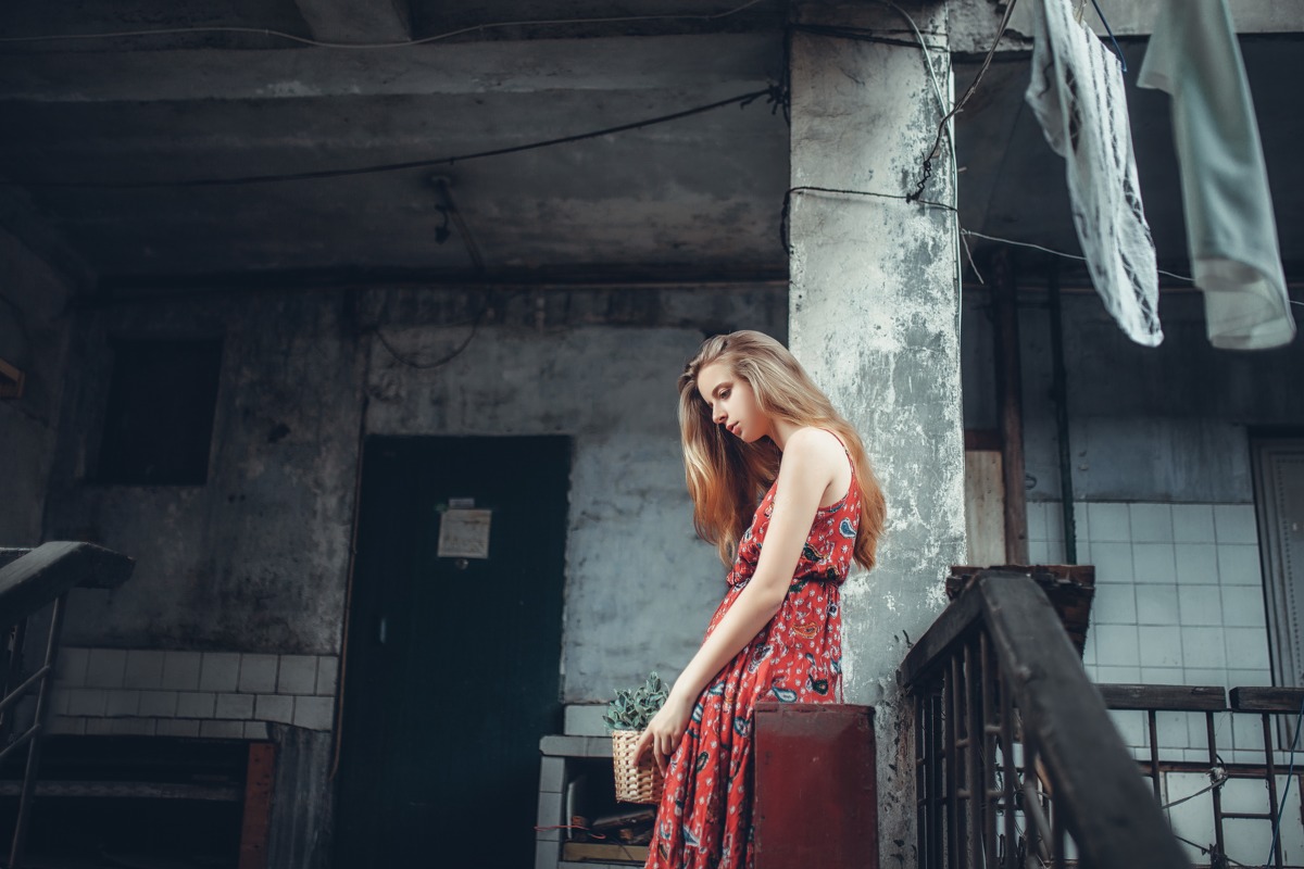 蓝眼睛俄罗斯少女长裙休闲写真