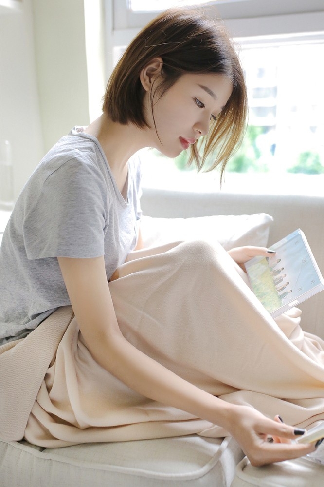 养眼靓丽美眉热裤美腿闺房性感春色妖娆写真