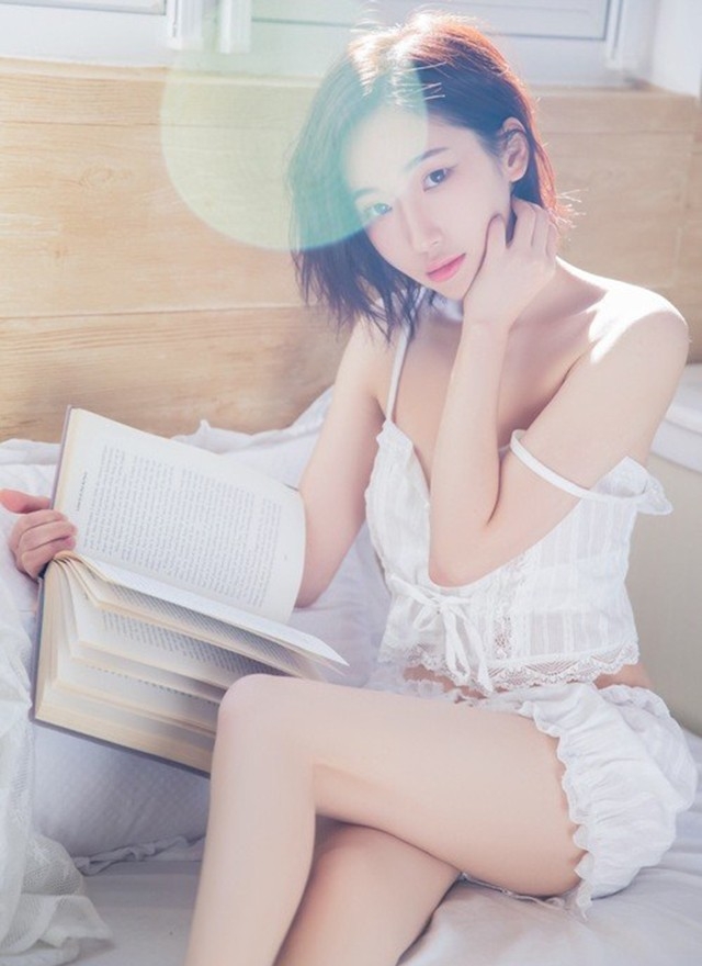 短发熟女白嫩吊带酥胸翘臀美女性感诱惑写真