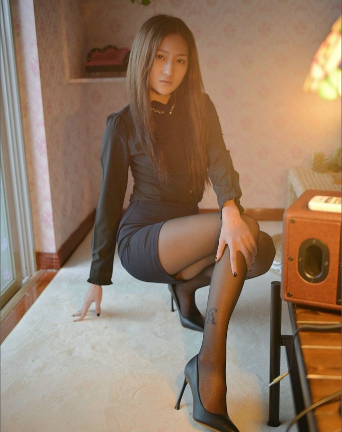 酒店风骚美女模特黑丝美腿大胆人体艺术私房写真