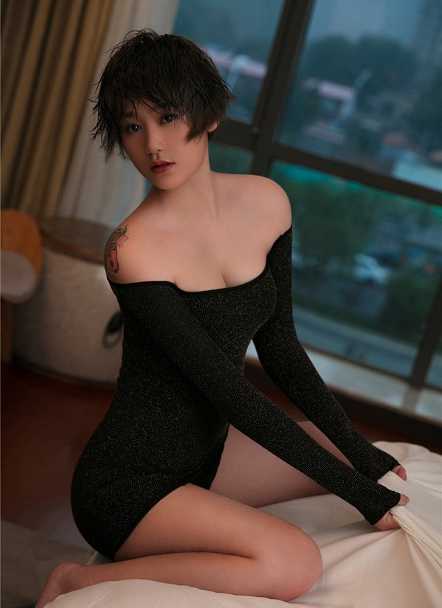 丰满巨乳少妇一字肩连体情趣内衣激情销魂人体写真