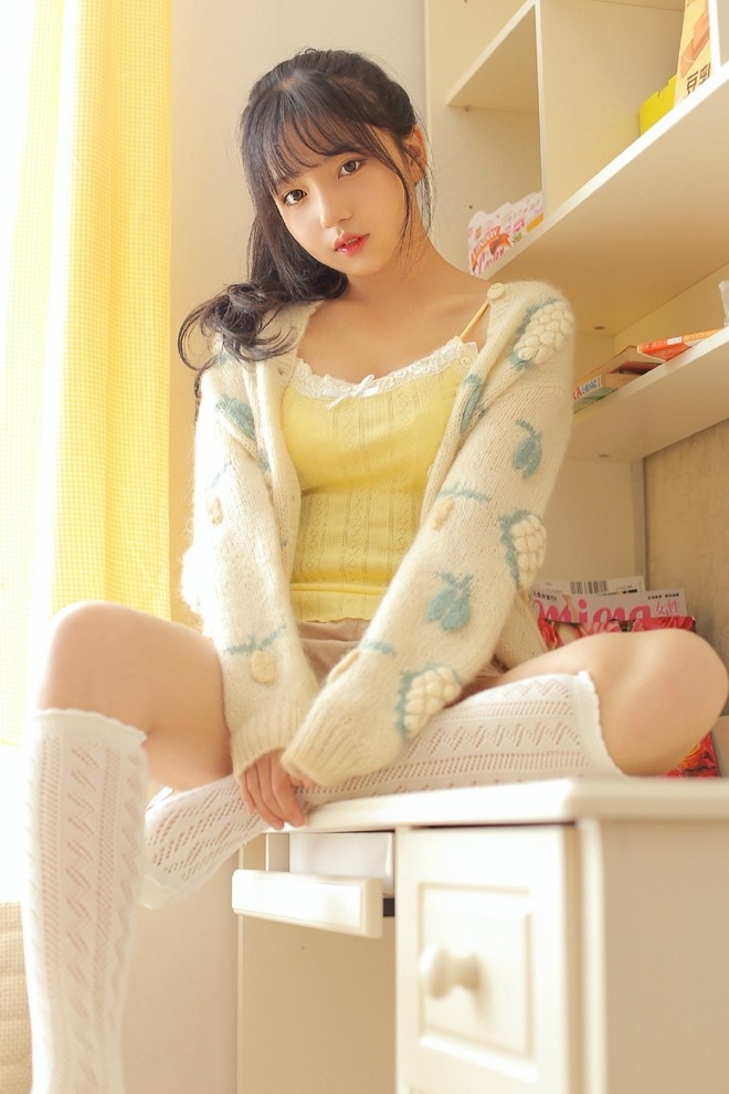 马尾辫俏丽清新少女诱人美腿居家吊带丰乳美臀私房照