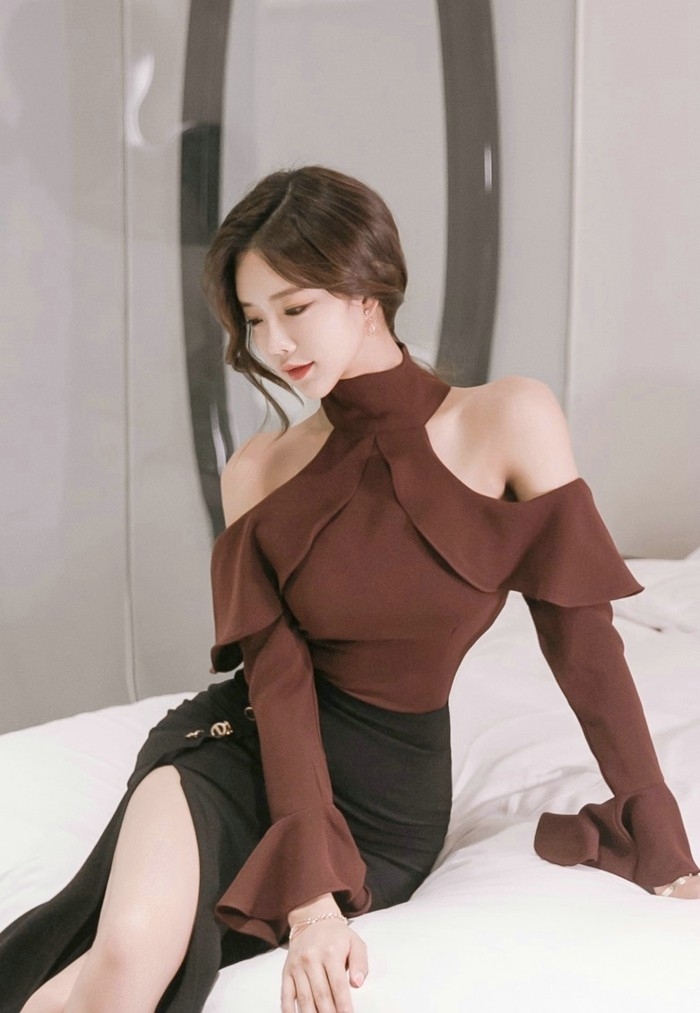 知性美女荷叶边露肩长裙火辣身材性感长腿写真