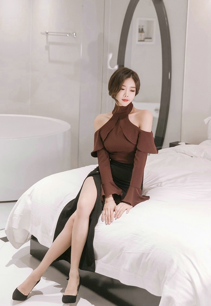 知性美女荷叶边露肩长裙火辣身材性感长腿写真