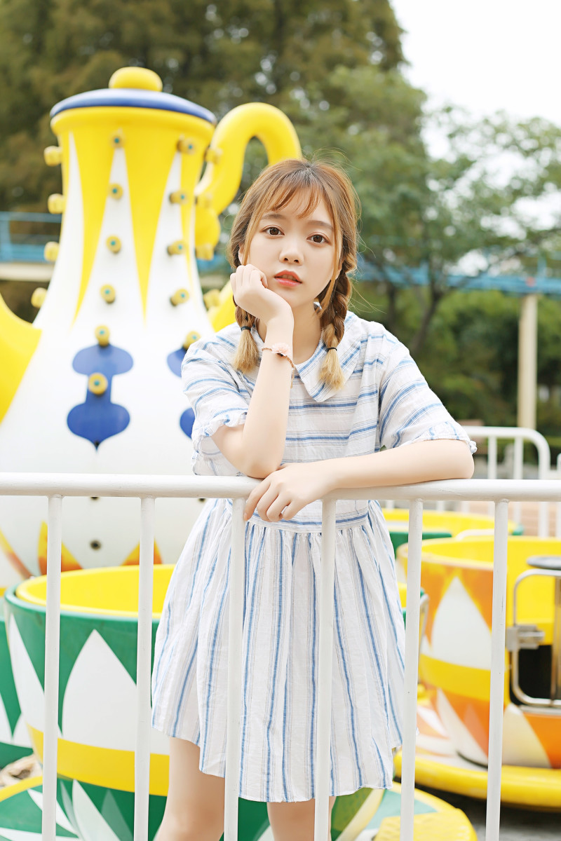 养眼的麻花辫短裙可爱美女